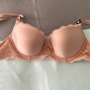 new with tags Victoria’s Secret bra. 32C.